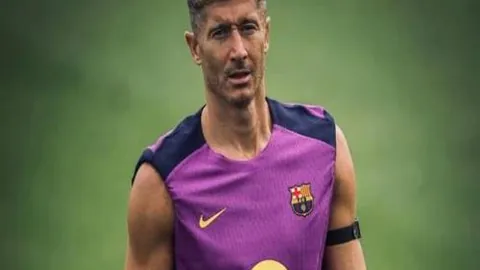 10月足球之星：姆伯莫三球一助攻闪耀，荣膺PFA球迷月度最佳荣耀！