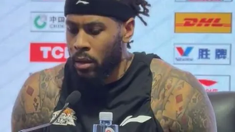 51岁中冠球队老板足协杯首发出场，担当前锋，激战正酣！